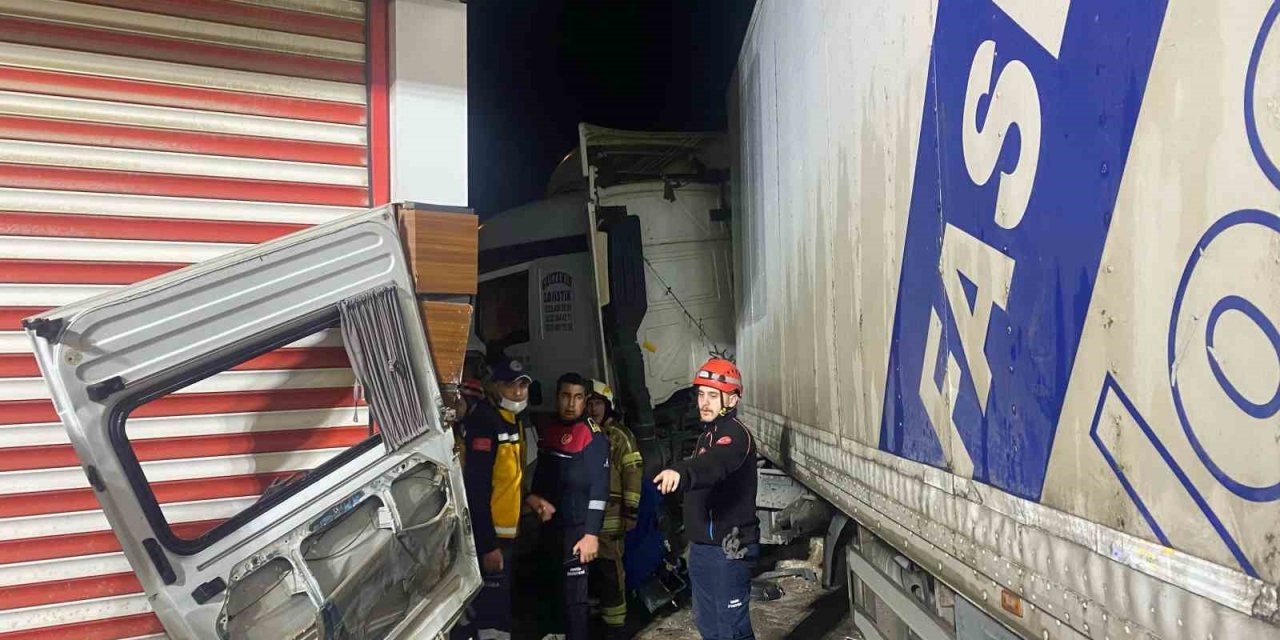 İzmir’deki feci kazada ölü sayısı 3’e yükseldi, 11 kişi yaralandı