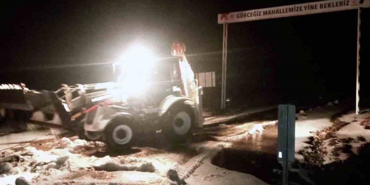 Milas’ta dolu yağışı yolları kapattı