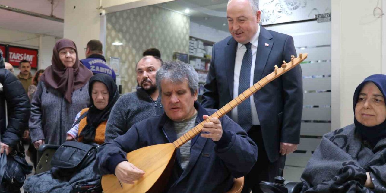 Özel bireyin söylediği türküye Vali Coşkun eşlik etti