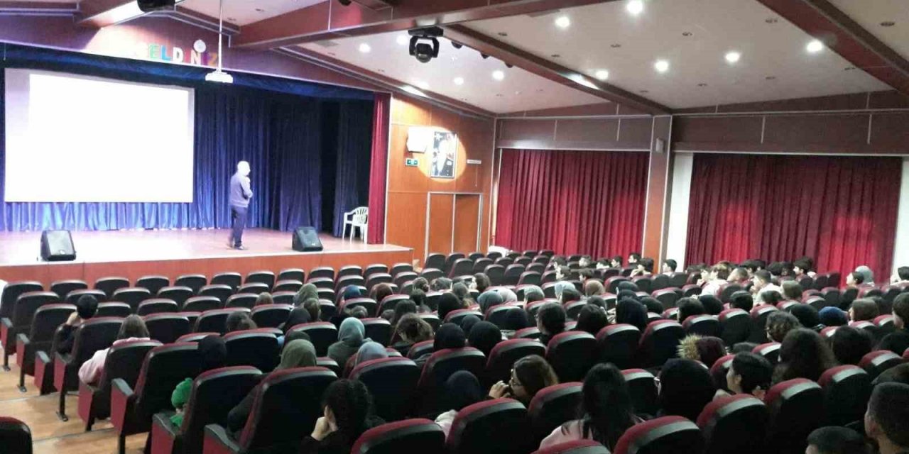 İzmir’de “Kur’an-ın Mucizeleri” konferanslarına öğrencilerden yoğun ilgi