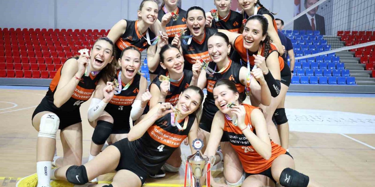 İzmir Ekonomi’de ’çifte kupa’ coşkusu