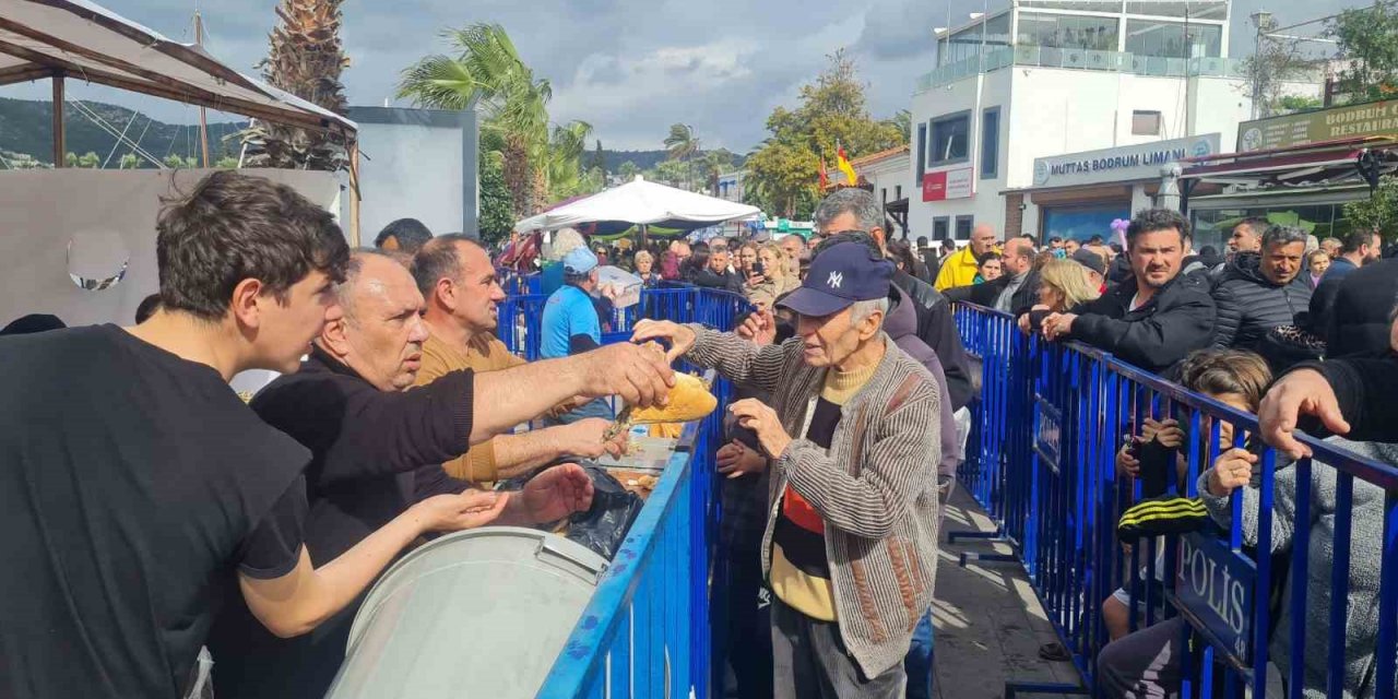 Bodrum’daki festivalde 3 ton hamsi dağıtıldı