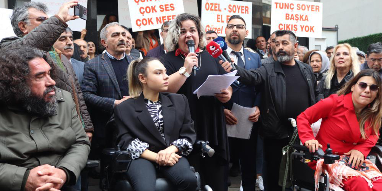 Tunç Soyer destekçilerinden CHP İzmir İl Başkanlığı önünde protesto