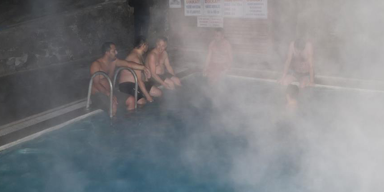 Gece ayazında termal havuz keyfi