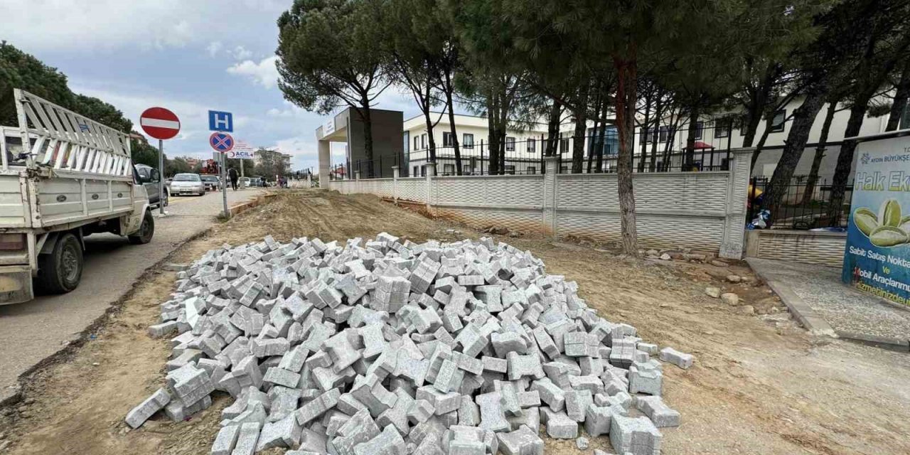 Karacasu İlçe Devlet Hastanesi’nin yolları yapılıyor