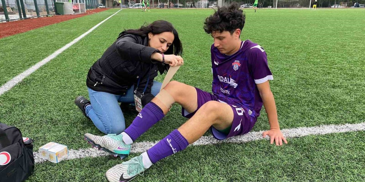 İzmir’in yeşil sahalarına ilk kadın sağlık görevlisi