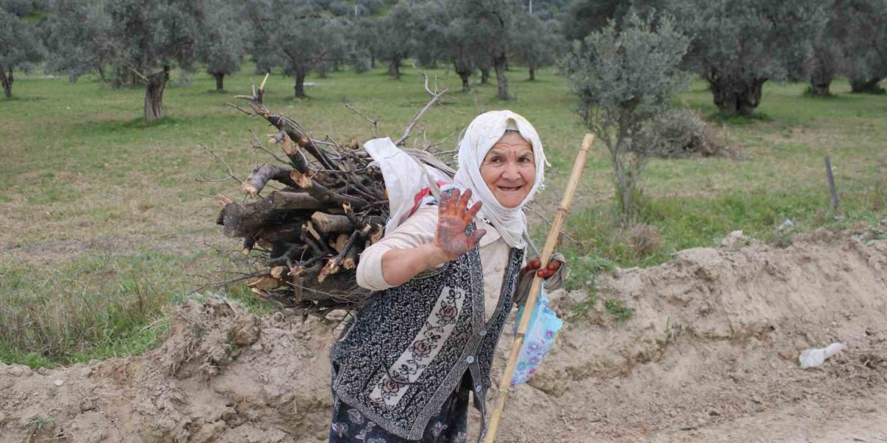 Emine Teyze, sırtında yük değil sevgisini taşıyor