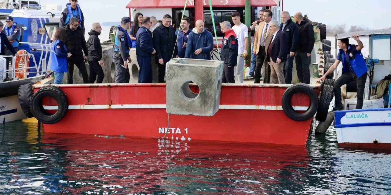 Aliağa’da balıkçılığa yapay resif desteği