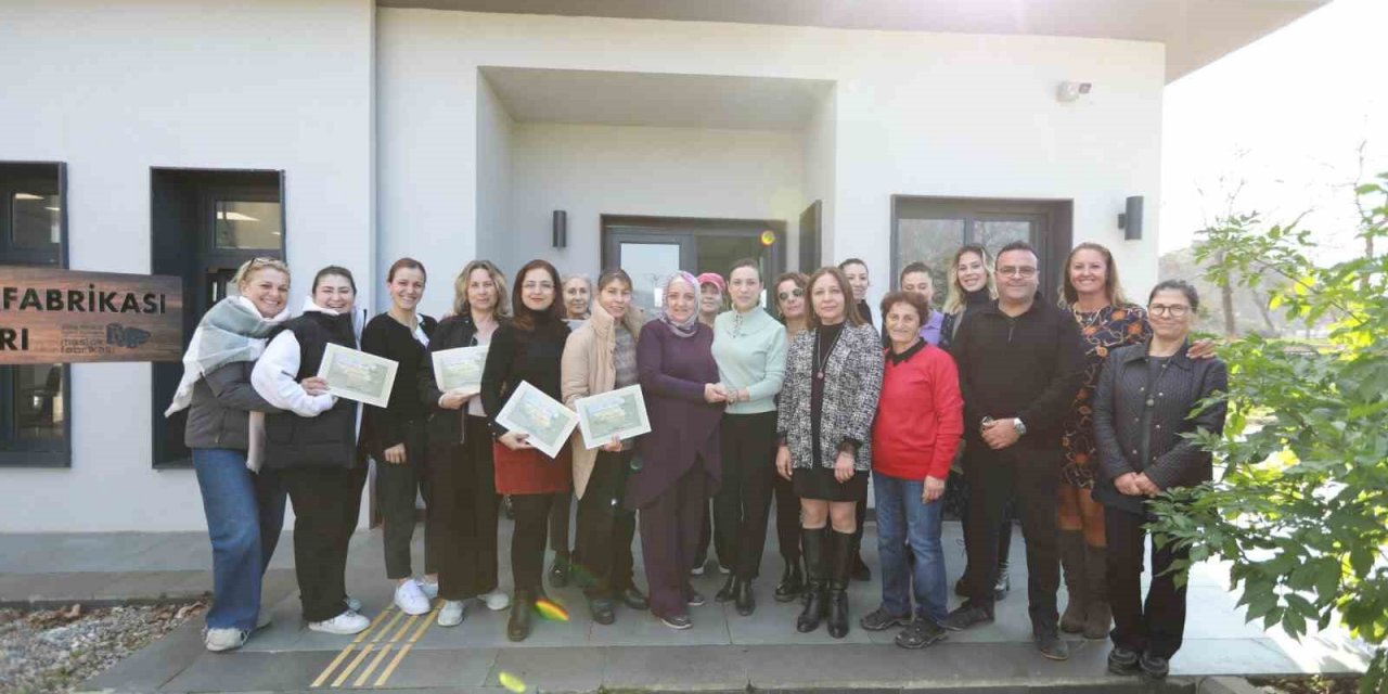 Selçuk’ta kursiyerler sertifikalarını Başkan Sengel’den aldı