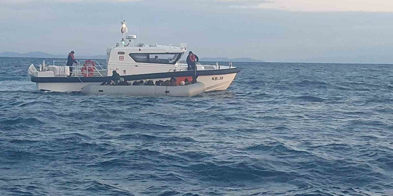 İzmir açıklarında düzensiz göçmen yoğunluğu