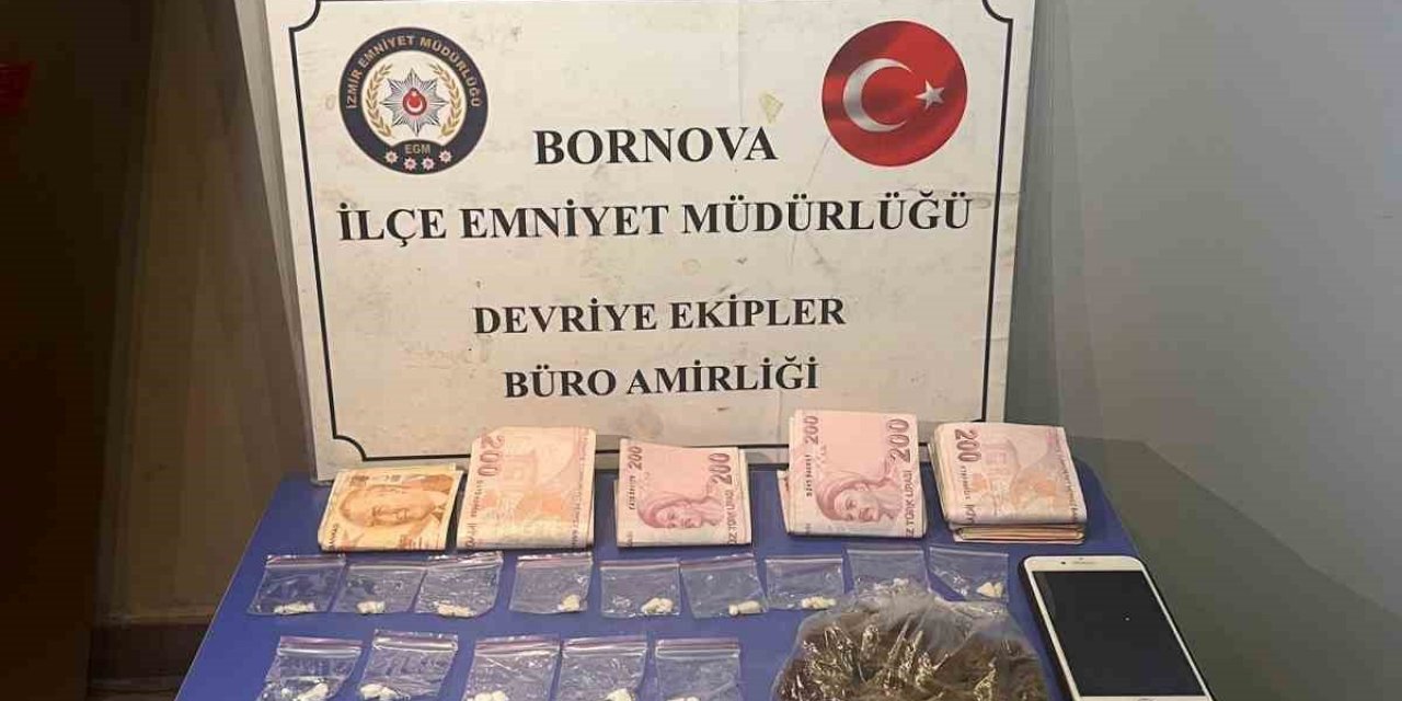 İzmir’de bir aracın teyp bölümünden kokain ve binlerce lira çıktı