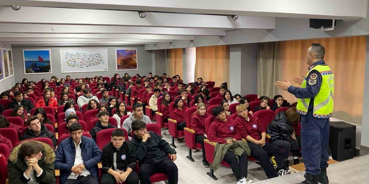Kuşadası’ndaki öğrencilere trafik eğitimi