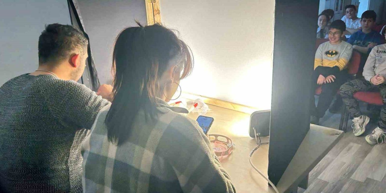 Geleneksel gölge oyunu Hacivat ve Karagöz çocuklarla buluştu