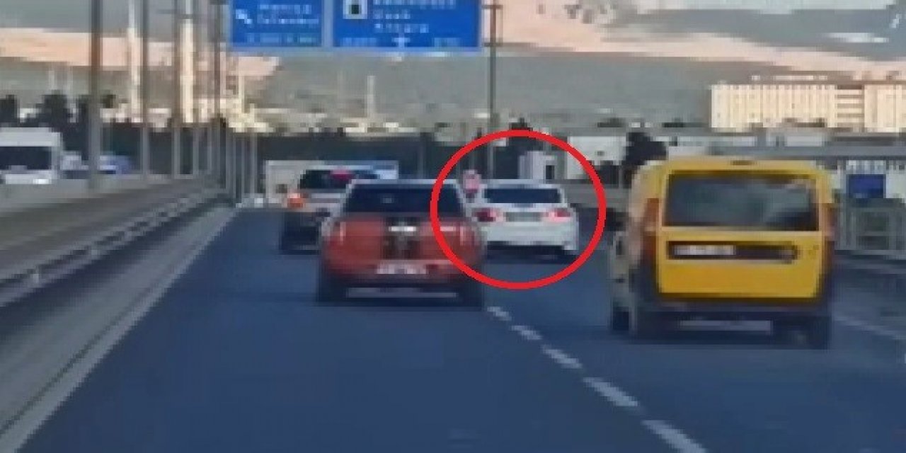 İzmir’de makas atarak trafiği tehlikeye atan sürücü yakalandı