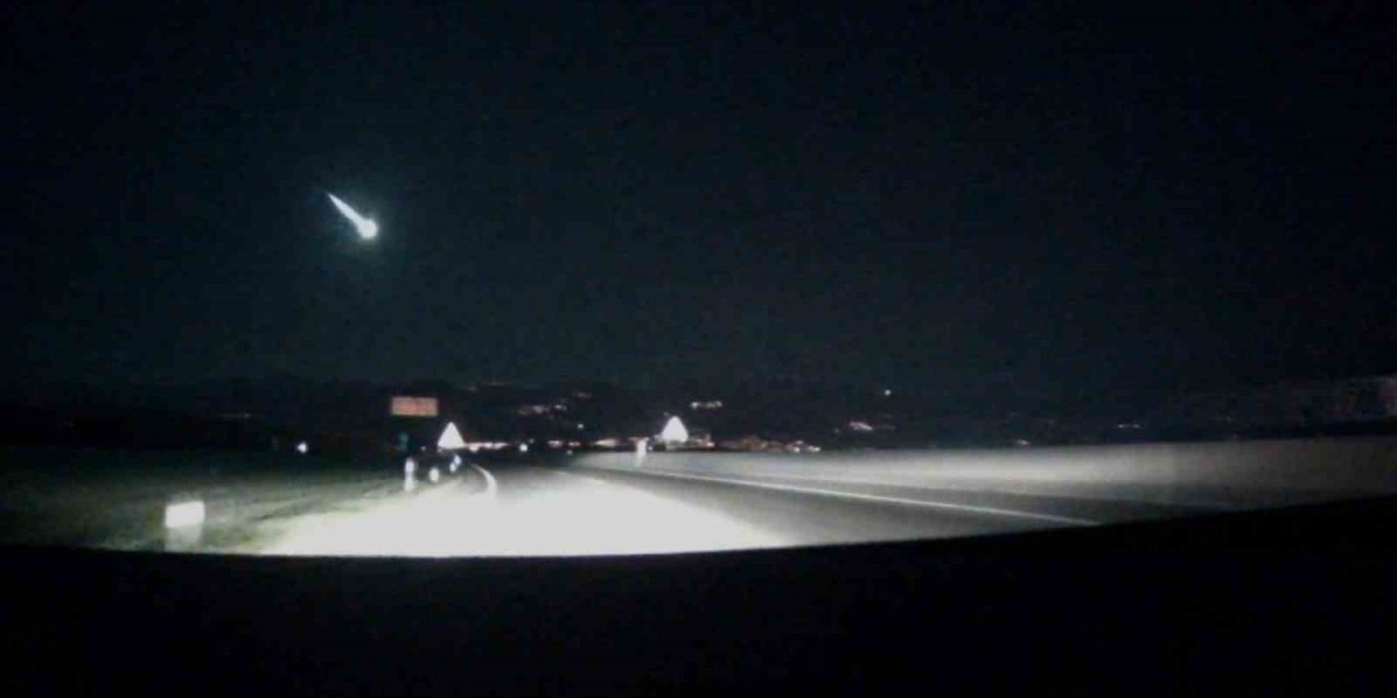 İzmir’de gökyüzünde heyecan uyandıran görüntü: Meteor düştü iddiası