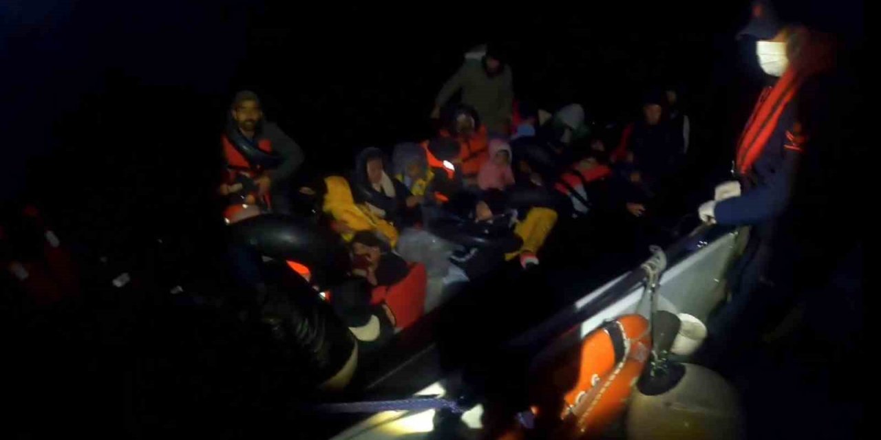 İzmir açıklarında can pazarı: 21’i çocuk 44 göçmen kurtarıldı