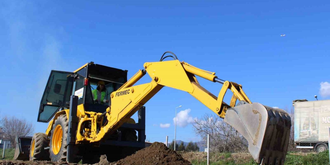 Otomobilden önce kepçe kullanmayı öğrendi