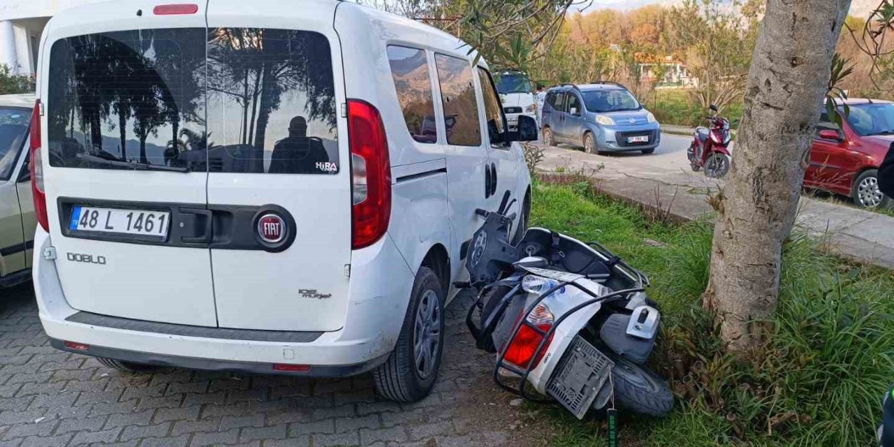 Küçük çocuk gaz kolunu çekince motosiklet otomobile çarptı: 1 yaralı