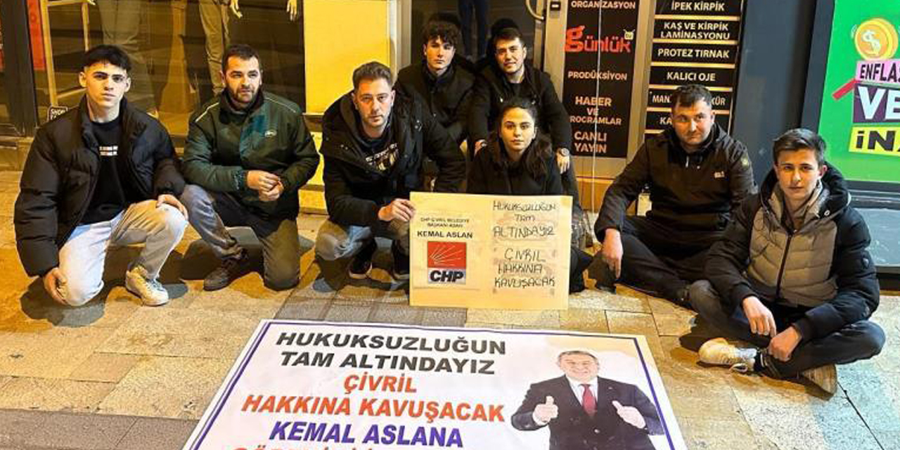 CHP gençlik kolları üyeleri geceyi parti binası önünde geçirdi