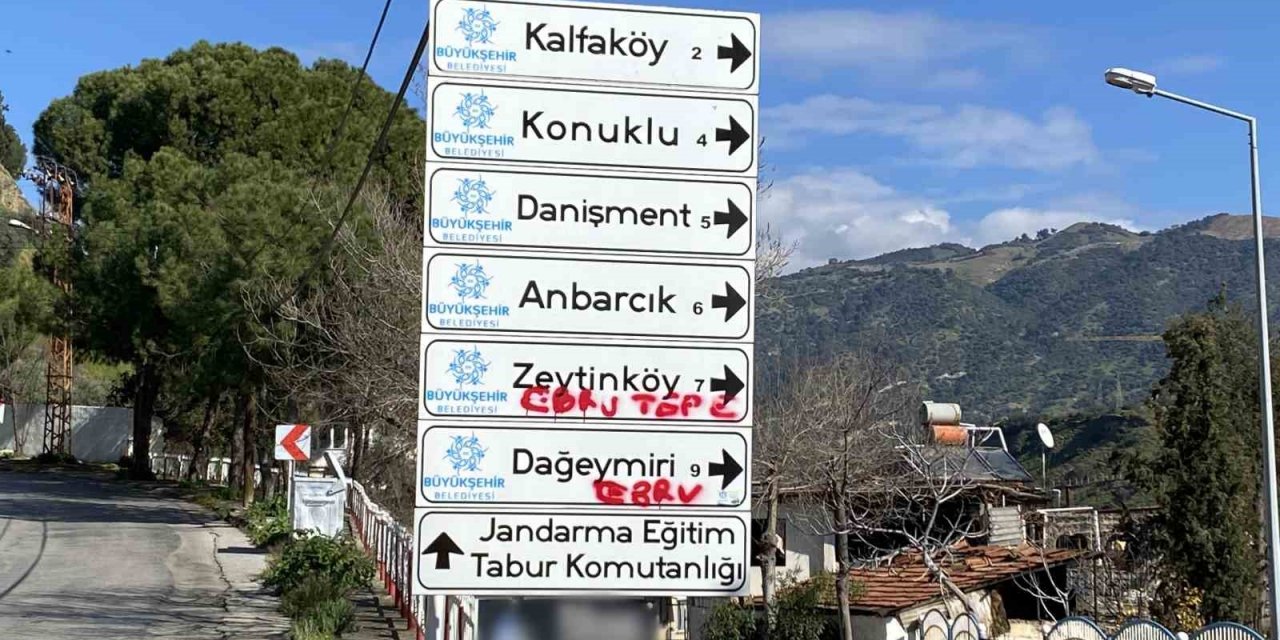Trafik ve yönlendirme levhaları aşıkların karalama tahtası oldu