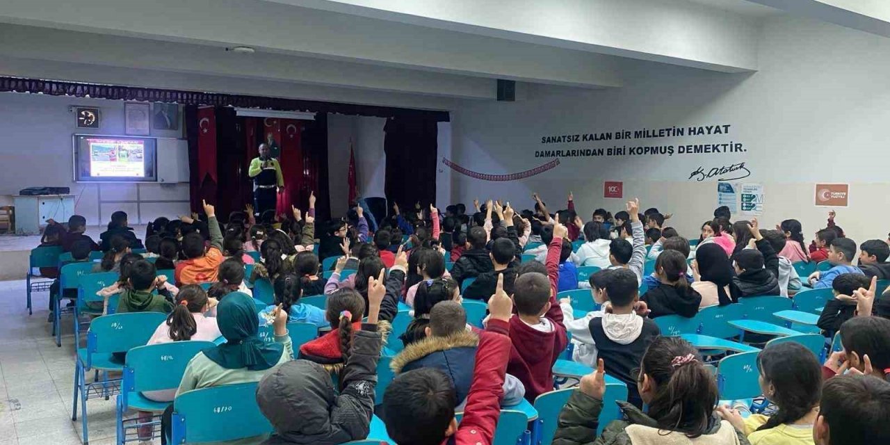 Sökeli öğrenciler trafik konusunda bilgilendirildi