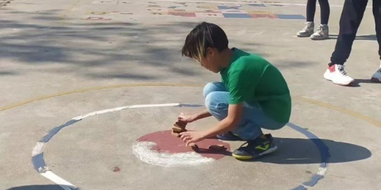 Efeler’de geleneksel oyunlar, okul bahçelerine çizildi