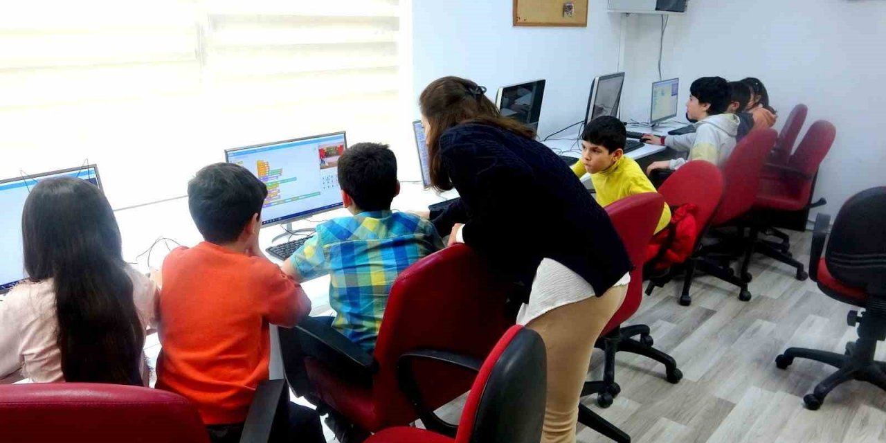 Kodlama eğitimi ile hem eğleniyorlar, hem öğreniyorlar