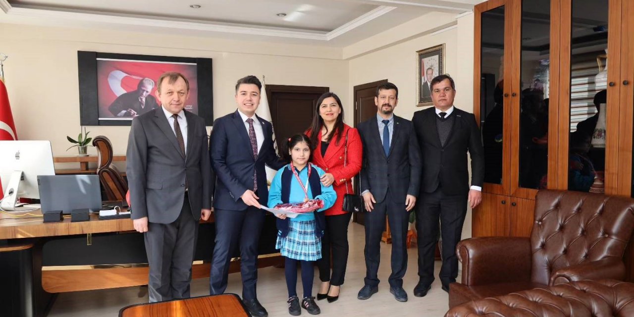 Kaymakam Gündoğdu, başarılı öğrenciyi ödüllendirdi