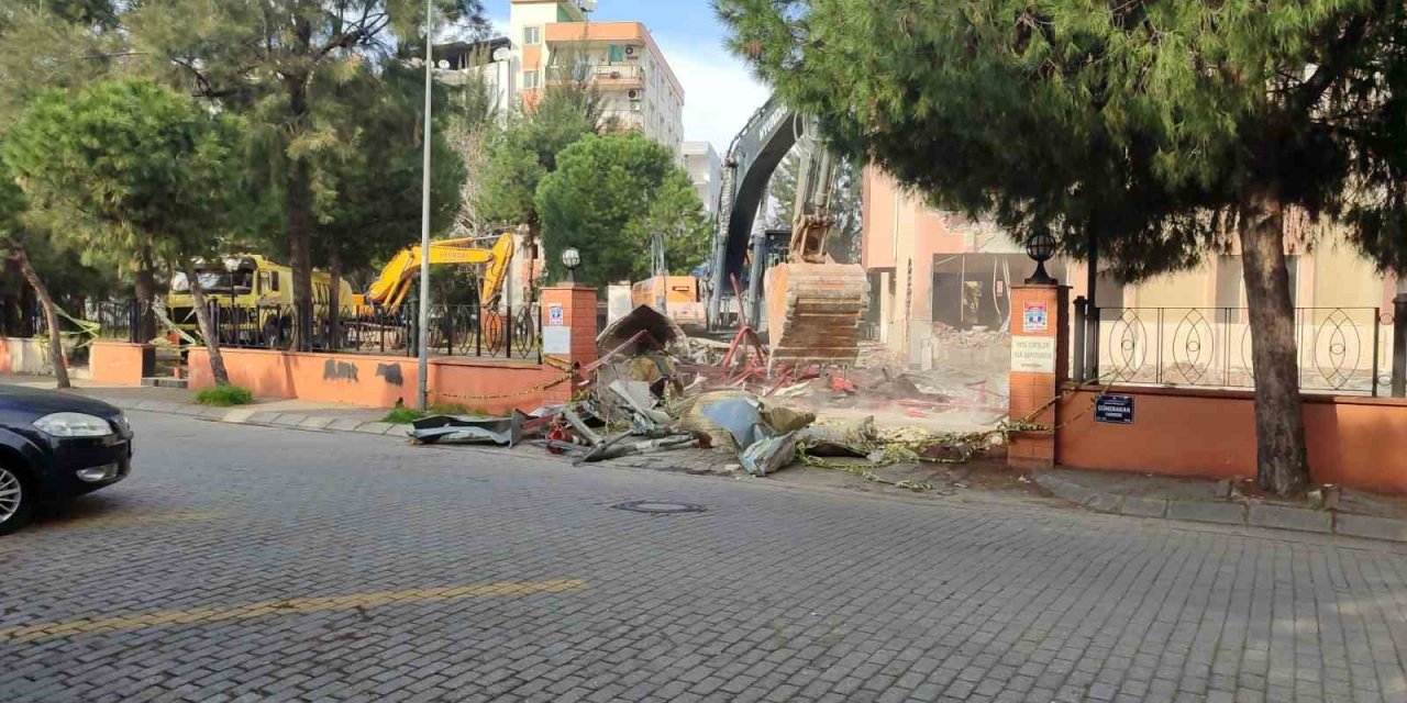 Emniyet binasında yıkım başladı