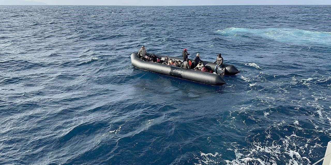 İzmir açıklarında 57’si çocuk 159 düzensiz göçmen kurtarıldı