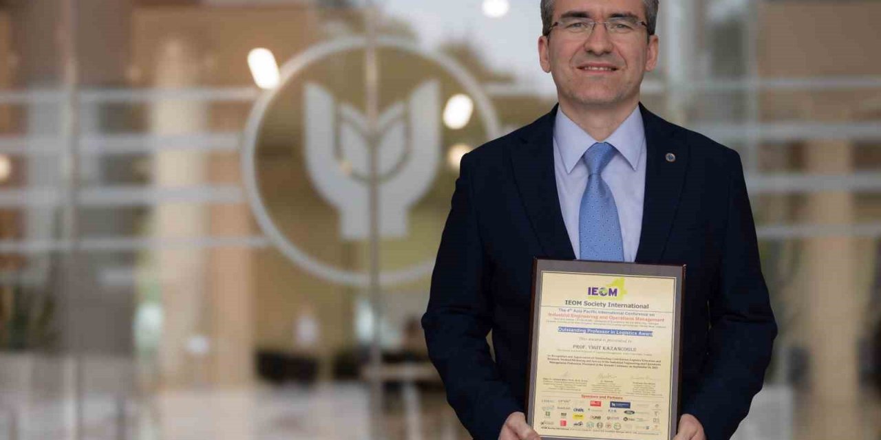 Uluslararası topluluktan “En Seçkin Profesör” ödülü