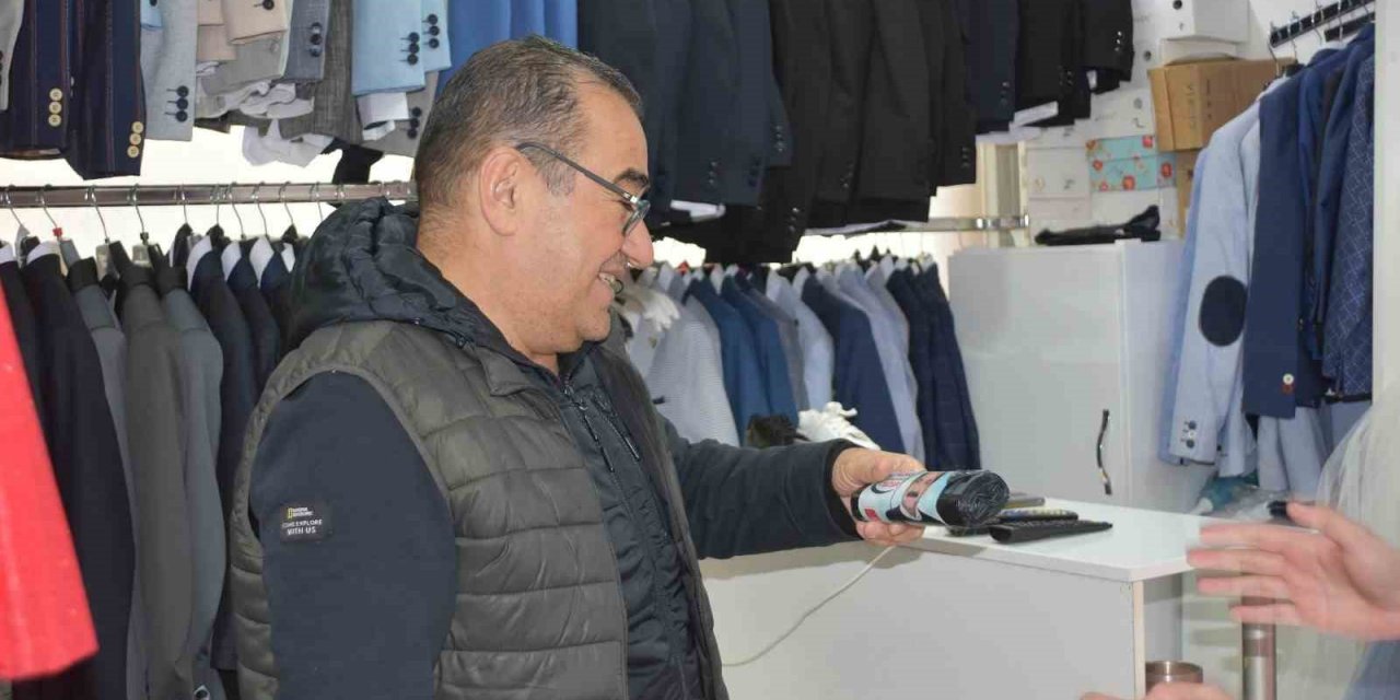 CHP Pamukkale Adayı Ertemur çöp poşeti dağıtımına devam ediyor