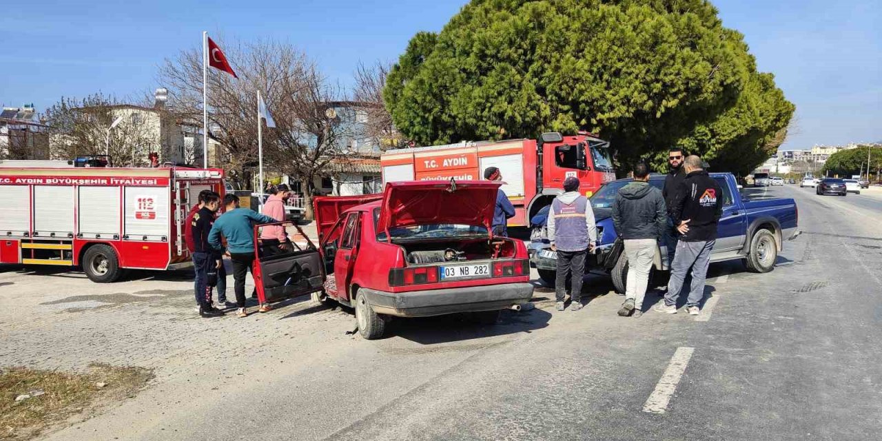 Kamyonetle otomobil kafa kafaya çarpıştı: 1’i ağır 3 yaralı