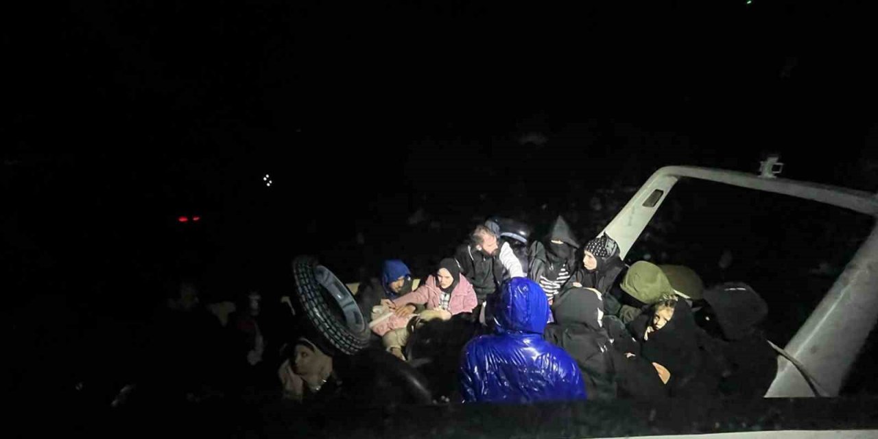 Datça’da 17 düzensiz göçmen kurtarıldı