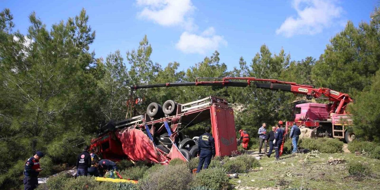 Seydikemer’de kamyonda sıkışan sürücü hayatını kaybetti