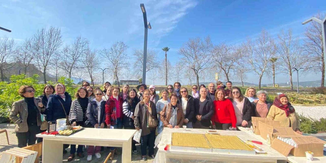 Efes Tarlası Yaşam Köyünde zeytinyağı sabunu yapmayı öğrendiler