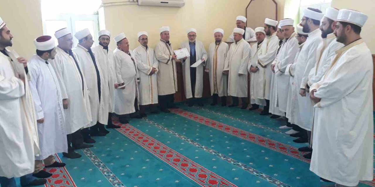 Kursu başarı ile bitiren din görevlilerine belgeleri verildi