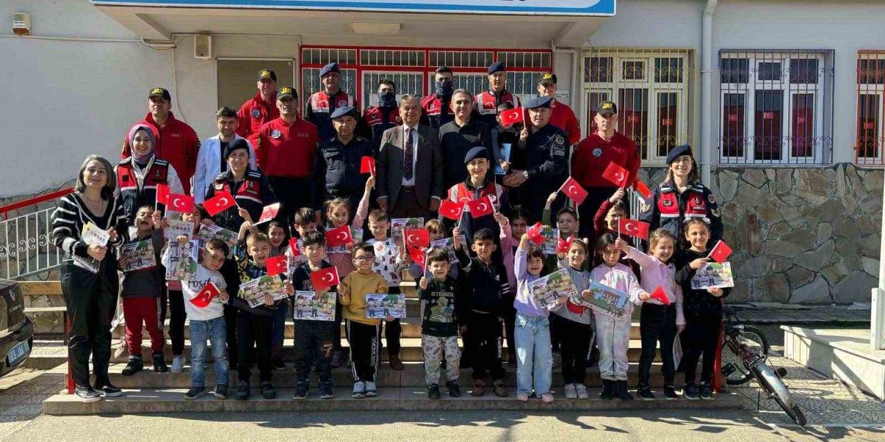 Jandarma ekipleri öğrencileri depreme karşı bilgilendirdi