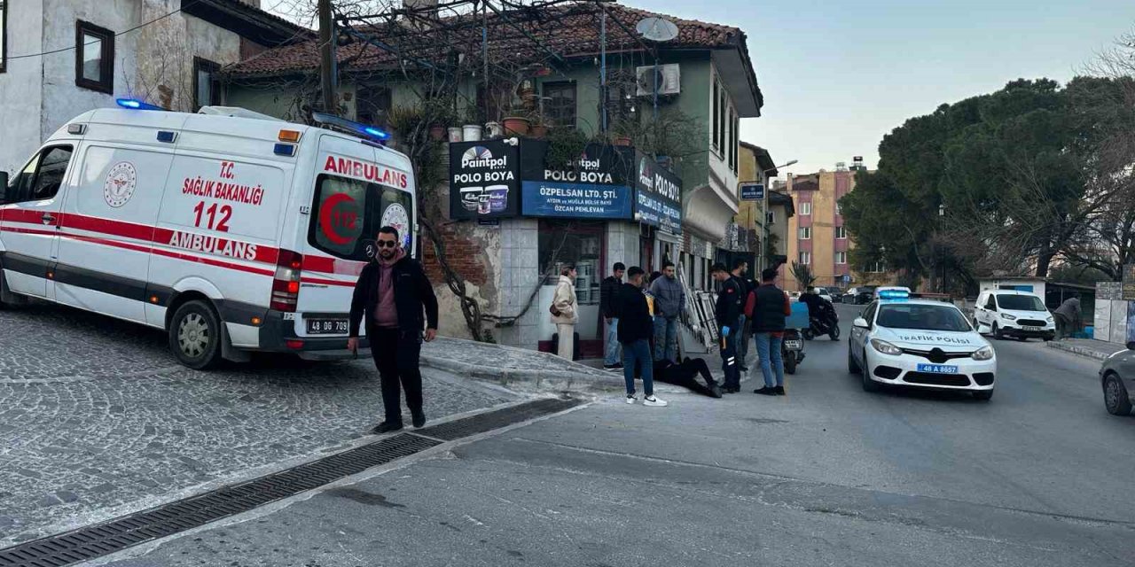 Motosikletli kuryeye çarpan otomobil kayıplara karıştı