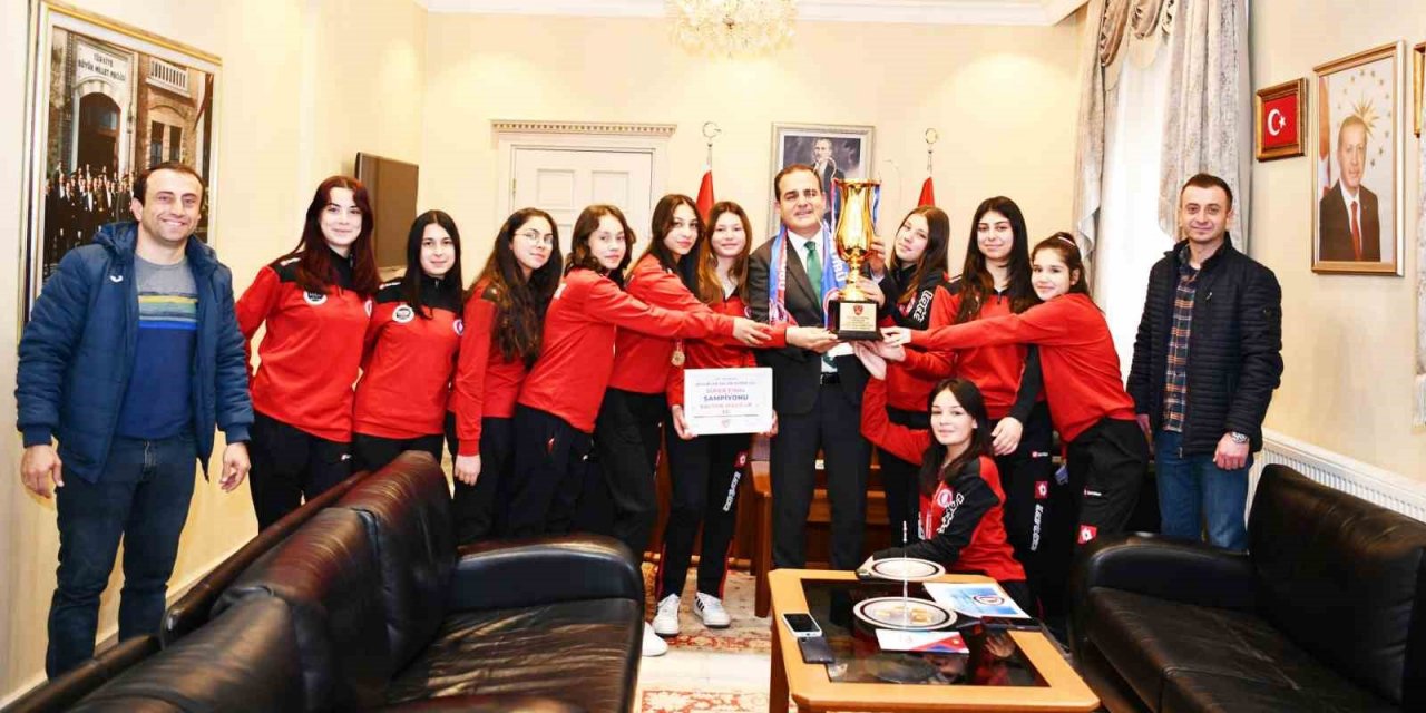 Şampiyonlardan Vali Akbıyık’a ziyaret