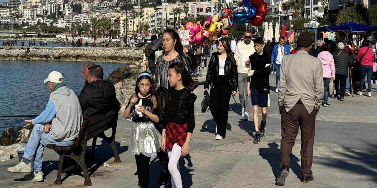 Kuşadası’nda Şubat ayında güneşli hava sahili canlandırdı