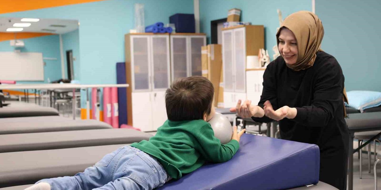 Oğlu için yeniden üniversiteli oldu