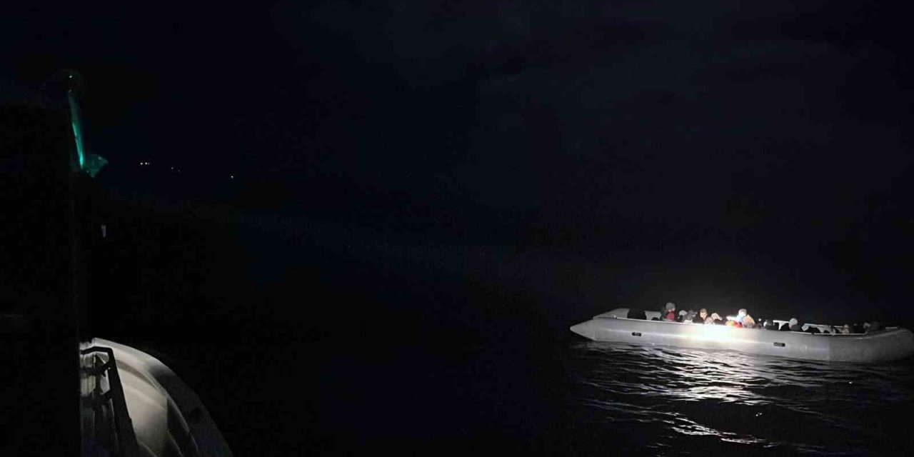 Yunan sahil güvenlik geri itti, Türk sahil güvenlik kurtardı