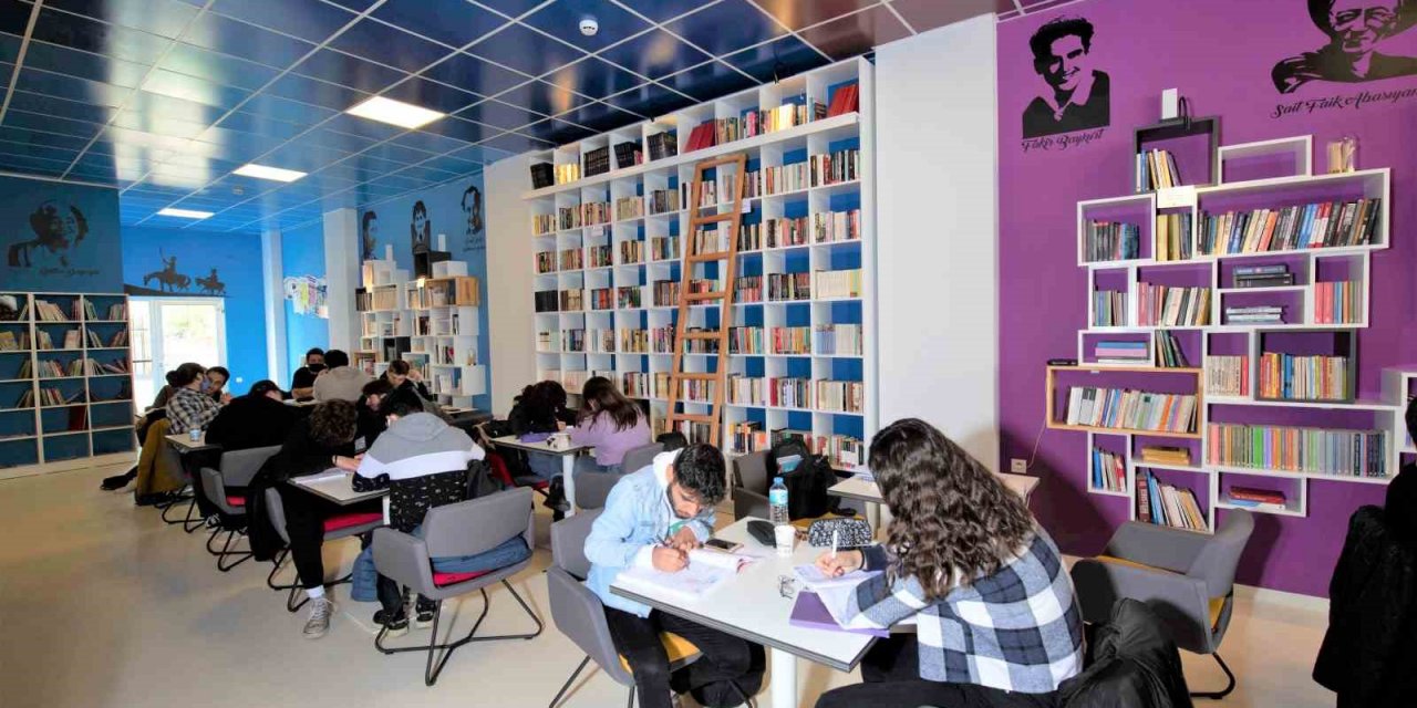 Efeler’de 17’nci Kitap Kafe açılış için gün sayıyor