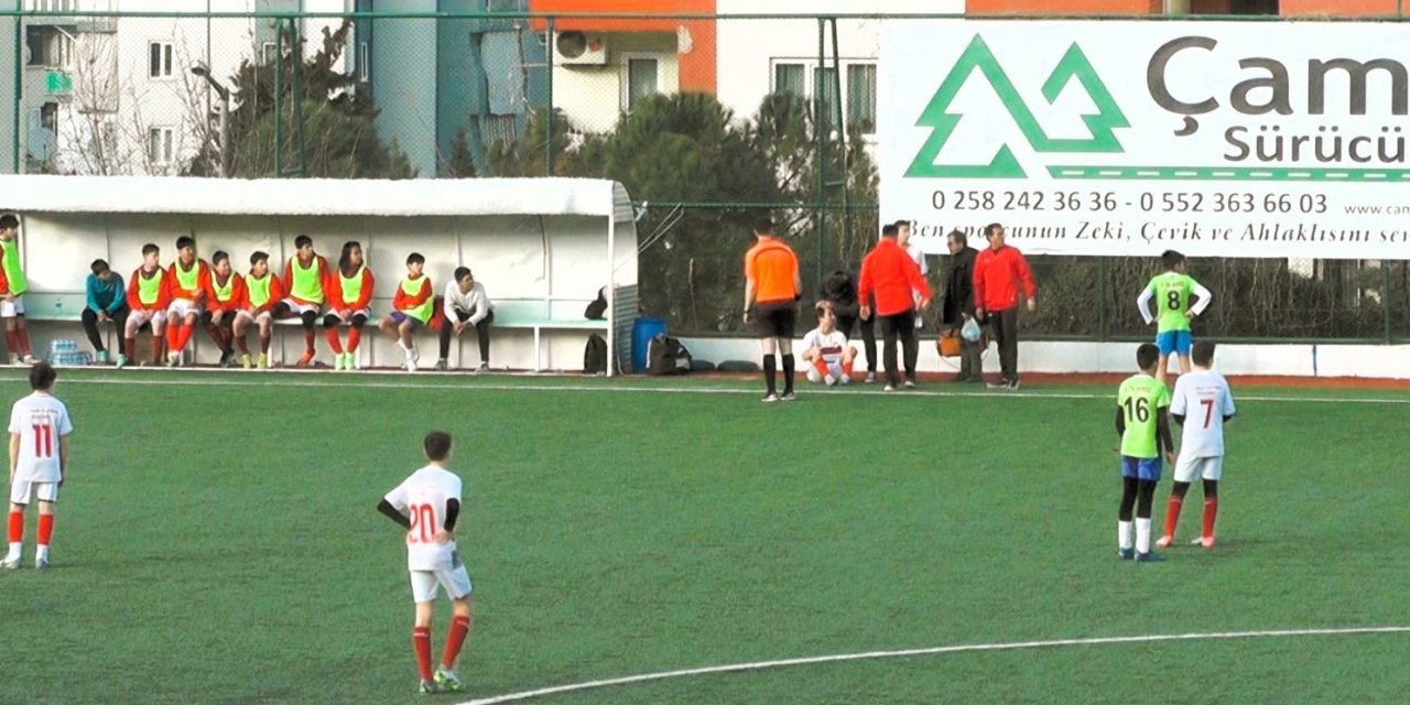Yeşil sahada örnek davranış; Tedavi bitinceye kadar kendi aralarında top çevirdiler