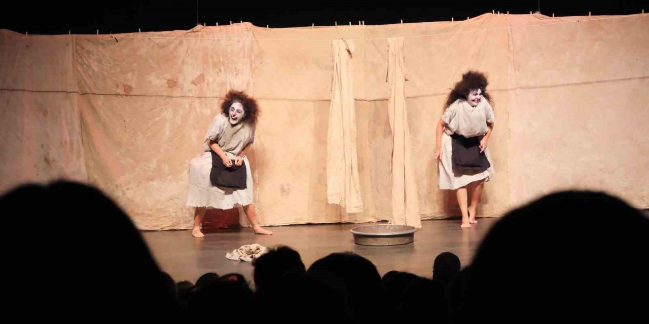 Aydın’da ’Şatonun Altında’ oyunu tiyatroseveler ile buluştu