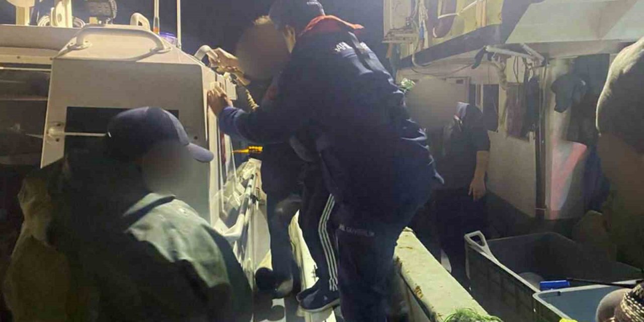 Balıkçı teknesinde rahatsızlanan vatandaşa Sahil Güvenlik’ten tıbbi tahliye