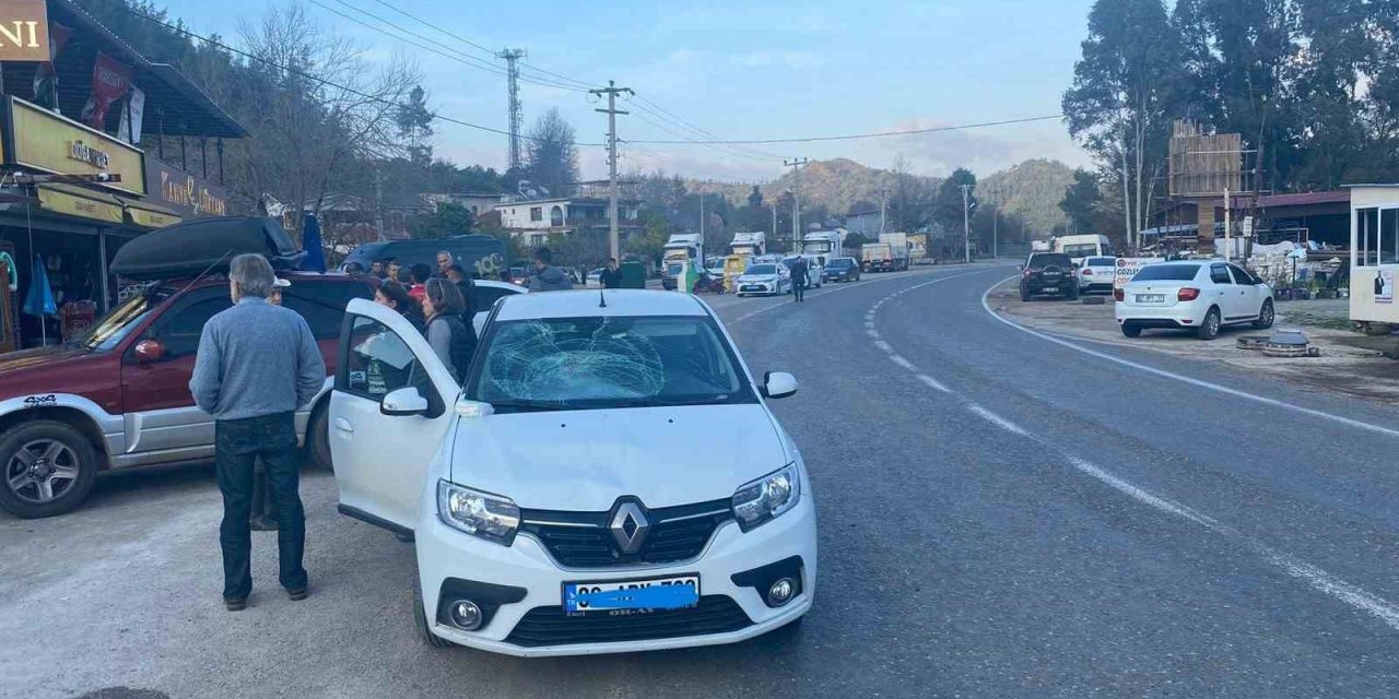 Marmaris’te otomobil yolun karşısına geçmek isteyen yayaya çarptı