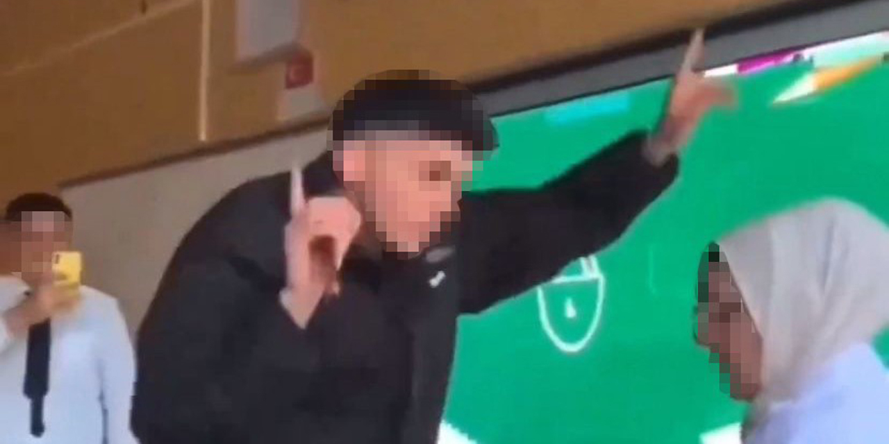 Öğretmenin karşısında oynayıp TikTok videosu çektiler