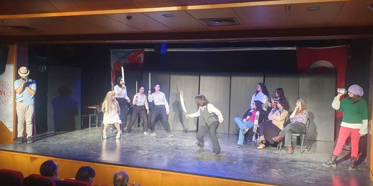 Hayallerini sahneye taşıyan liseli gençler, Aydın’ı temsil edecek